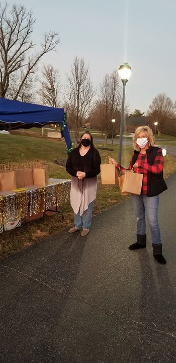 Such a fun drive- in style holiday family night! The Grinch on a 26…